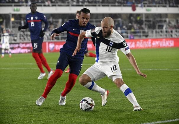 Fußball, WM Quali, Finnland - Frankreich Finland s Teemu Pukki (10) with France s Jules Kounde during the FIFA World Cup, WM, Weltmeisterschaft, Fussball Qatar 2022 Group D qualification match Finland vs France at the Helsinki Olympic Stadium in Helsinki, Finland on Tuesday, 16th Nov., 2021 Helsinki Finland LKFTJK20211116224710DVXK  Copyright: xMarkkuxUlanderx