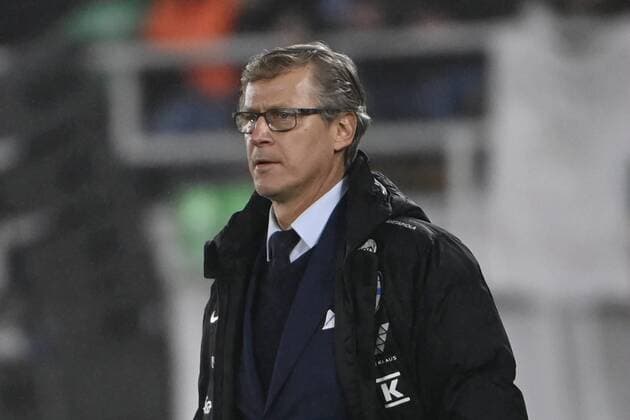 Fußball, WM Quali, Finnland - Frankreich Finland s head coach Markku Kanerva during the FIFA World Cup, WM, Weltmeisterschaft, Fussball Qatar 2022 Group D qualification match Finland vs France at the Helsinki Olympic Stadium in Helsinki, Finland on Tuesday, 16th Nov., 2021 Helsinki Finland LKFTJK20211116225408RJSU  Copyright: xMarkkuxUlanderx