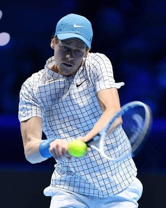 November 16, 2021, TURIN: Jannik Sinner of Italy returns the ball during the match against Hubert Hurkacz of Poland at the Nitto ATP, Tennis Herren Finals in Turin, Italy, 16 November 2021..ANSA ALESSANDRO DI MARCO TURIN - ZUMAa110 20211116_zaf_a110_062 Copyright: xAlessandroxDixMarcox