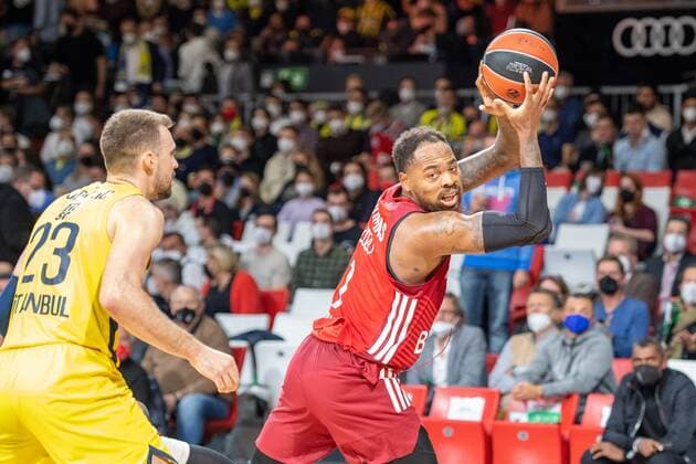 Marko Guduric 23 (Fenerbahce), Thomas Deshaun 1 (FC Bayern), FC Bayern Basketball vs. Fenerbahce Istanbul, Euroleague, 16.11.2021 Muenchen Bayern Deutschland