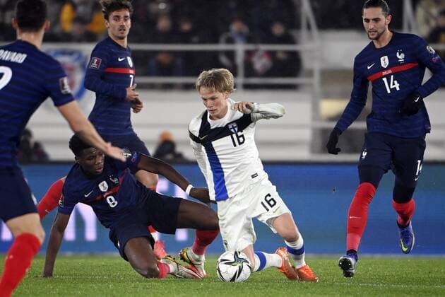 Fußball, WM Quali, Finnland - Frankreich Finland s Urho Nissilä (16) dribbles surrounded by France s players during the FIFA World Cup, WM, Weltmeisterschaft, Fussball Qatar 2022 Group D qualification match Finland vs France at the Helsinki Olympic Stadium in Helsinki, Finland on Tuesday, 16th Nov., 2021. Watching Nissilä are Aurelien Tchouameni (8), Antoine Griezmann and Adrien Rabiot (14). Helsinki Finland LKFTJK20211116230125TMDR  Copyright: xMarkkuxUlanderx