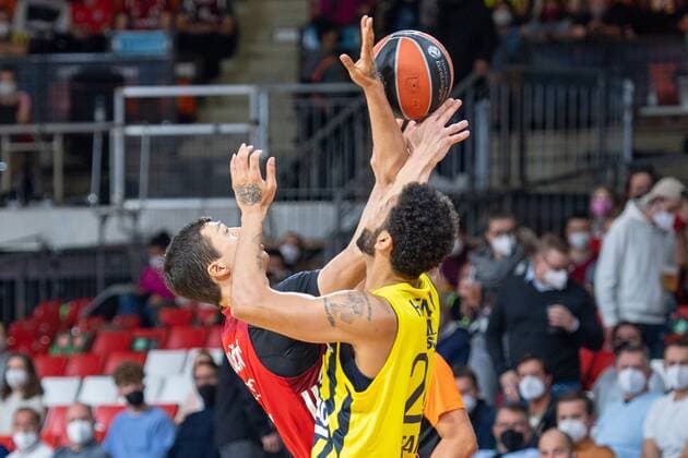 Vladimir Lucic 11 (FC Bayern), Dyshawn Pierre 21 (Fenerbahce), FC Bayern Basketball vs. Fenerbahce Istanbul, Euroleague, 16.11.2021 Muenchen Bayern Deutschland