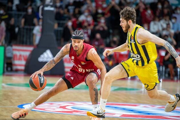 Nick Weiler-Babb 0 (FC Bayern), Sehmus Hazer 2 (Fenerbahce), FC Bayern Basketball vs. Fenerbahce Istanbul, Euroleague, 16.11.2021 Muenchen Bayern Deutschland