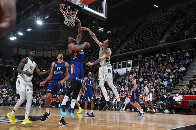 Basketball, Euroleague, ASVEL Lyon-Villeurbanne - Real Madrid Paul Lacombe (asvel) vs Guerschon Yabusele (real madrid) BASKETBALL : LDLC ASVEL vs Real Madrid - Euroleague - 16 11 2021 FredericChambert Panoramic 