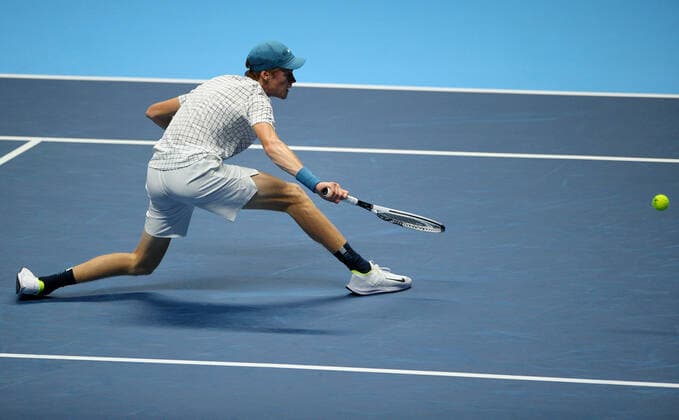 Mandatory Credit: Photo by Ella Ling Shutterstock (12603335az) Jannik Sinner of Italy in action Nitto ATP, Tennis Herren World Tour Finals, Day 3, Tennis, Pala Alpitour, Turin, Italy - 16 Nov 2021 Nitto ATP World Tour Finals, Day 3, Tennis, Pala Alpitour, Turin, Italy - 16 Nov 2021 Copyright: xEllaxLing Shutterstockx 12603335az