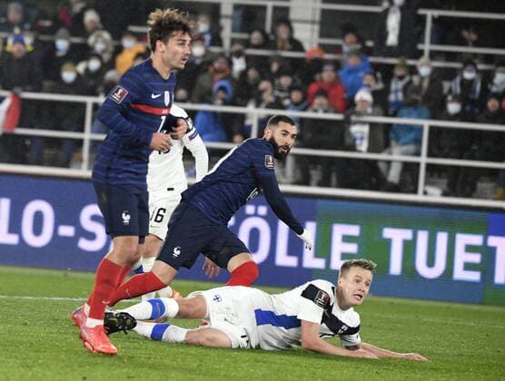 France s Karim Benzema scores the 0-1 goal during the FIFA World Cup, WM, Weltmeisterschaft, Fussball Qatar 2022 Group D qualification match Finland vs France at the Helsinki Olympic Stadium in Helsinki, Finland on Tuesday, 16th Nov., 2021, left Antoine Griezmann. Helsinki Finland LKFTJ20211116231318ALWF  Copyright: xJussixNukarix
