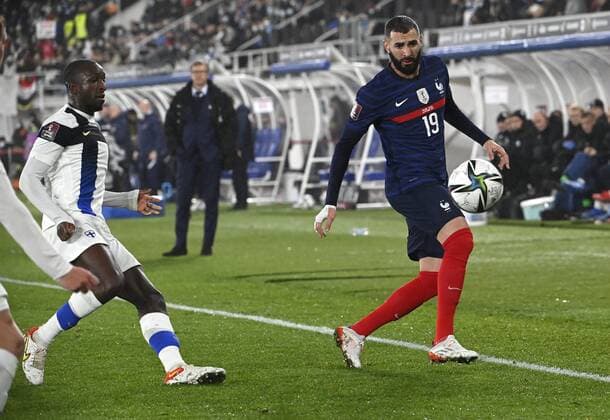Finland s Glen Kamara and France s Karim Benzema (R) during the FIFA World Cup, WM, Weltmeisterschaft, Fussball Qatar 2022 Group D qualification match Finland vs France at the Helsinki Olympic Stadium in Helsinki, Finland on Tuesday, 16th Nov., 2021, in background head coach Markku Kanerva of Finland. Helsinki Finland LKFTJ20211116232800RAEW  Copyright: xMarkkuxUlanderx