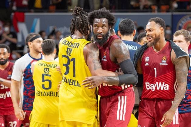 Devin Booker 31 (Fenerbahce), Othello Hunter 8 (FC Bayern) nach dem Spiel, FC Bayern Basketball vs. Fenerbahce Istanbul, Euroleague, 16.11.2021 Muenchen Bayern Deutschland