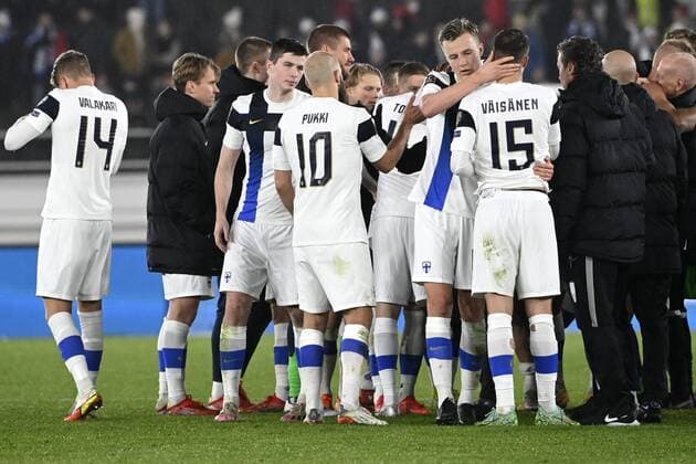 Disappointed Team Finland after the FIFA World Cup, WM, Weltmeisterschaft, Fussball Qatar 2022 Group D qualification match Finland vs France at the Helsinki Olympic Stadium in Helsinki, Finland on Tuesday, 16th Nov., 2021. France beat Finland 2-0. Helsinki Finland LKFTJ20211116234005DMTP  Copyright: xMarkkuxUlanderx