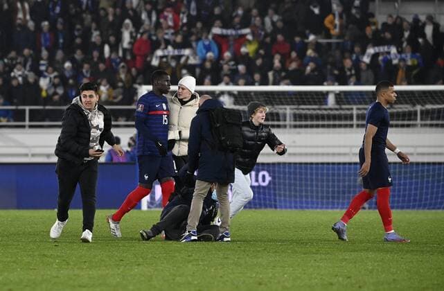 Pitch invaders harass the France s players Kurt Zouma (15) and Kylian Mbappe after the FIFA World Cup, WM, Weltmeisterschaft, Fussball Qatar 2022 Group D qualification match Finland vs France at the Helsinki Olympic Stadium in Helsinki, Finland on Tuesday, 16th Nov., 2021. Helsinki Finland LKFTJ20211116234003SEBY  Copyright: xMarkkuxUlanderx