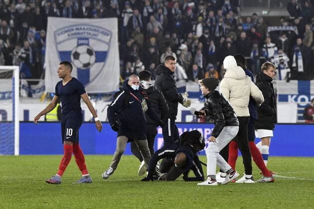 Pitch invaders harass the France s player Kylian Mbappe (10) after the FIFA World Cup, WM, Weltmeisterschaft, Fussball Qatar 2022 Group D qualification match Finland vs France at the Helsinki Olympic Stadium in Helsinki, Finland on Tuesday, 16th Nov., 2021. Helsinki Finland LKFTJ20211116234319KKGA  Copyright: xJussixNukarix