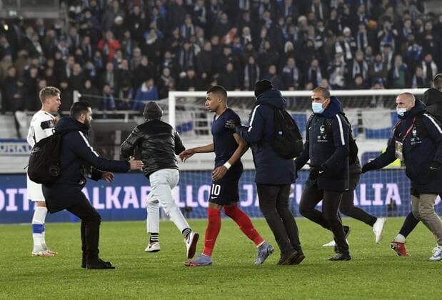 Pitch invaders harass France s player Kylian Mbappe (10) after the FIFA World Cup, WM, Weltmeisterschaft, Fussball Qatar 2022 Group D qualification match Finland vs France at the Helsinki Olympic Stadium in Helsinki, Finland on Tuesday, 16th Nov., 2021. Helsinki Finland LKFTJ20211116234201JOVH  Copyright: xJussixNukarix