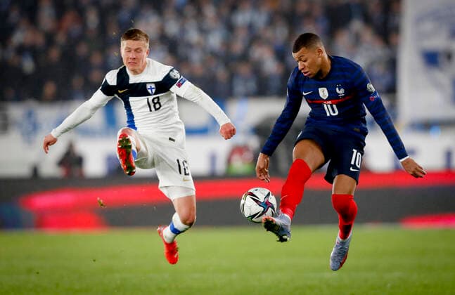 Jere Uronen of Finland and Kylian Mbappé of France during their FIFA World Cup, WM, Weltmeisterschaft, Fussball Qualifier group D match Finland - France at the Helsinki Olympic Stadium on 17 November 2021 in Helsinki, Finland. (Kalle Parkkinen Newspix24)  Copyright: xKallexParkkinenx np2417121913275