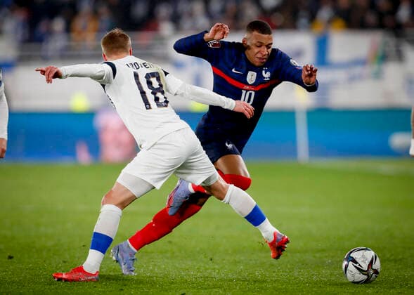 Jere Uronen of Finland and Kylian Mbappé of France during their FIFA World Cup, WM, Weltmeisterschaft, Fussball Qualifier group D match Finland - France at the Helsinki Olympic Stadium on 17 November 2021 in Helsinki, Finland. (Kalle Parkkinen Newspix24)  Copyright: xKallexParkkinenx np2417013313282