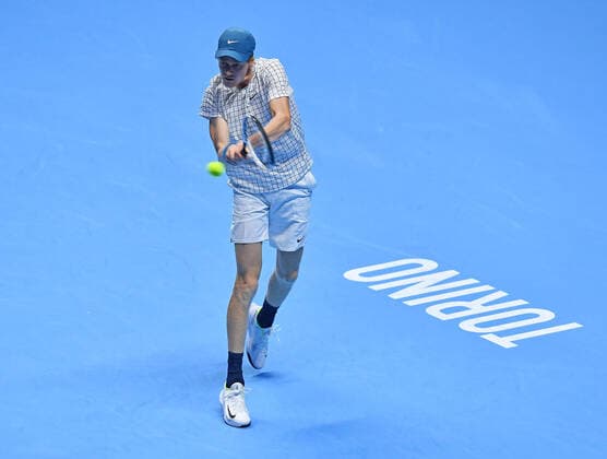 November 16, 2021, TURIN: Jannik Sinner of Italy returns the ball during the match against Hubert Hurkacz of Poland at the Nitto ATP, Tennis Herren Finals in Turin, Italy, 16 November 2021..ANSA ALESSANDRO DI MARCO TURIN - ZUMAa110 20211116_zaf_a110_076 Copyright: xAlessandroxDixMarcox