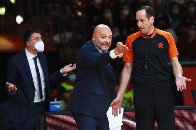 Trainer Alexander Djordjevic (Fenerbahce Istanbul) und Schiedsrichter Basketball, EuroLeague, FC Bayern München vs. Fenerbahce Istanbul im Audi Dome am 16.11.2021 FOTO: Mladen Lackovic LakoPress