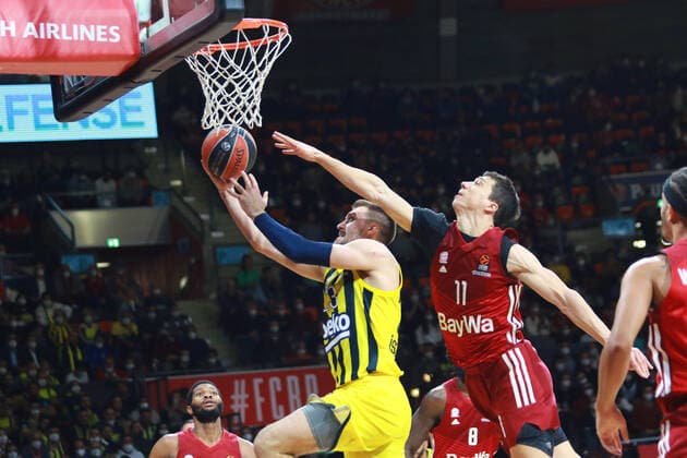 11 Vladimir Lucic (FCBB) rot, gegen 23 Marko Guduric (Fenerbahce Istanbul) Basketball, EuroLeague, FC Bayern München vs. Fenerbahce Istanbul im Audi Dome am 16.11.2021 FOTO: Mladen Lackovic LakoPress