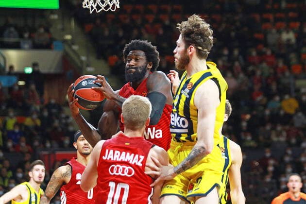8 Tegba Othello Hunter und 10 Ognjen Jaramaz (FCBB) rot, gegen 2 SehmusHazer (Fenerbahce Istanbul) Basketball, EuroLeague, FC Bayern München vs. Fenerbahce Istanbul im Audi Dome am 16.11.2021 FOTO: Mladen Lackovic LakoPress