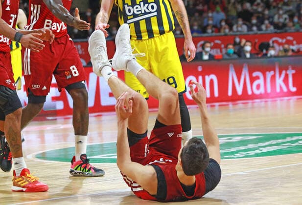 11 Vladimir Lucic (FCBB) rot am Boden Basketball, EuroLeague, FC Bayern München vs. Fenerbahce Istanbul im Audi Dome am 16.11.2021 FOTO: Mladen Lackovic LakoPress