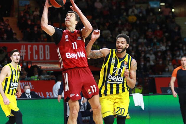 11 Vladimir Lucic (FCBB) rot, gegen 20 Pierria Henry (Fenerbahce Istanbul) Basketball, EuroLeague, FC Bayern München vs. Fenerbahce Istanbul im Audi Dome am 16.11.2021 FOTO: Mladen Lackovic LakoPress