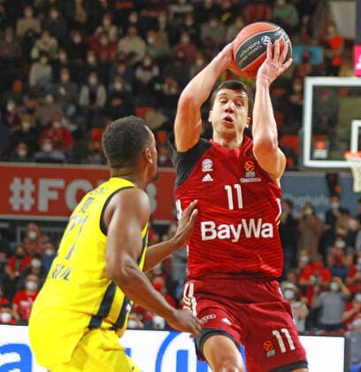 11 Vladimir Lucic (FCBB) rot, gegen 21 Dyshawn Pierre (Fenerbahce Istanbul) Basketball, EuroLeague, FC Bayern München vs. Fenerbahce Istanbul im Audi Dome am 16.11.2021 FOTO: Mladen Lackovic LakoPress