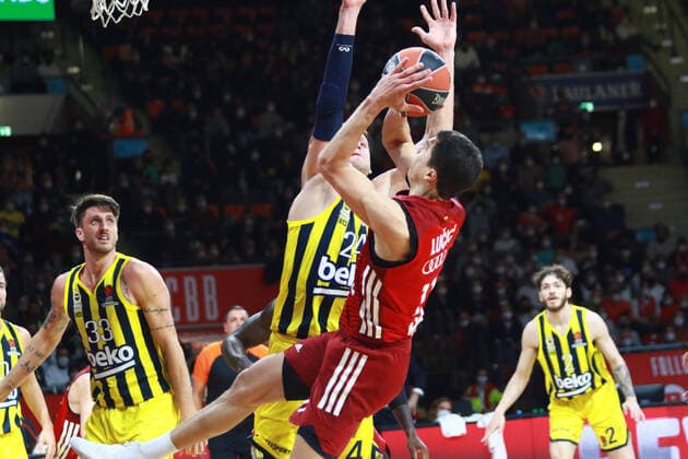 11 Vladimir Lucic (FCBB) rot, gegen 24 Jan Vesely (Fenerbahce Istanbul) Basketball, EuroLeague, FC Bayern München vs. Fenerbahce Istanbul im Audi Dome am 16.11.2021 FOTO: Mladen Lackovic LakoPress