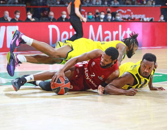 2 Corey Walden (FCBB) rot, gegen 21 Dyshawn Pierre, 31 Devin Booker (Fenerbahce Istanbul) Basketball, EuroLeague, FC Bayern München vs. Fenerbahce Istanbul im Audi Dome am 16.11.2021 FOTO: Mladen Lackovic LakoPress