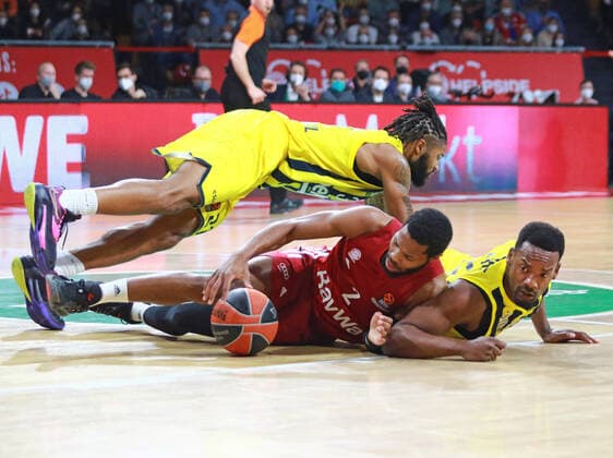 2 Corey Walden (FCBB) rot, gegen 21 Dyshawn Pierre, 31 Devin Booker (Fenerbahce Istanbul) Basketball, EuroLeague, FC Bayern München vs. Fenerbahce Istanbul im Audi Dome am 16.11.2021 FOTO: Mladen Lackovic LakoPress