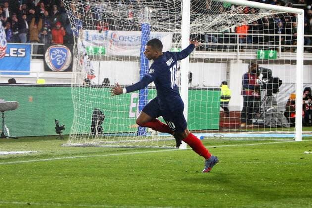 CÃ lÃ bration Goal Kylian MbappÃ during the FIFA World Cup, WM, Weltmeisterschaft, Fussball 2022, Qualifiers Group D football match between Finland and France on November 16, 2021 at Olympiastadion in Helsinki, Finland FOOTBALL : Finlande vs France - Qualification coupe du monde 2023 - 16 11 2021 LaurentLairys Panoramic 