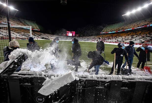 Sport Bilder des Tages November 16, 2021, EDMONTON, ab, Canada: Crews clean snow off the field before a World Cup qualifying soccer match between Canada and Mexico, in Edmonton, Tuesday, Nov. 16, 2021. Canada News - November 16, 2021  - ZUMAc35_ 20211116_zaf_c35_111 Copyright: xJasonxFransonx