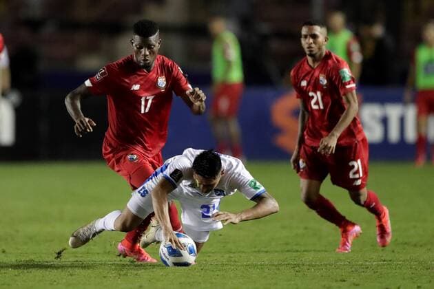 José Fajardo (L) of Panama disputes the ball with Bryan Tamacas of El Salvador, in a match of the Concacaf qualifying rounds for the Qatar 2022 World Cup between Panama and El Salvador, at the Rommel Fernandez Gutierrez stadium, in Panama City, Panama, 16 November 2021. EFE Bienvenido Velasco Panama vs El Salvador !ACHTUNG: NUR REDAKTIONELLE NUTZUNG!  Copyright: xBienvenidoxVelascox AMDEP3497 20211117-20fec35d9b72e1fe8a5e609948dcea3d6703d89d