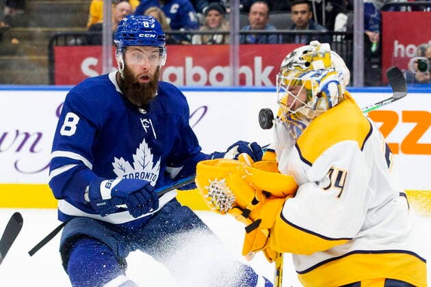 Sport Themen der Woche KW46 Sport Bilder des Tages November 16, 2021, Toronto, on, Canada: Nashville Predators goaltender Juuse Saros stops a shot as Toronto Maple Leafs defenseman Jake Muzzin (8) skates in during second period NHL, Eishockey Herren, USA hockey action in Toronto, Tuesday, Nov. 16, 2021. Juuse Saros; Jake Muzzin  - ZUMAc35_ 20211116_zaf_c35_138 Copyright: xChrisxYoungx