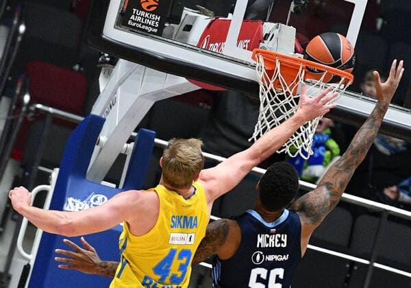 Basketball, EuroLeague, Zenit St. Petersburg - ALBA Berlin Russia Basketball Euroleague Zenit - Alba 6697836 17.11.2021 Zenit?s Jordan Mickey, right, tries to score against Alba s Luke Sikma during the Euroleague basketball match between Zenit St. Petersburg and Alba Berlin, in St. Petersburg, Russia. Alexander Galperin Sputnik St. Petersburg Russia  Copyright: xAlexanderxGalperinx