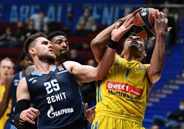 Basketball, EuroLeague, Zenit St. Petersburg - ALBA Berlin Russia Basketball Euroleague Zenit - Alba 6697856 17.11.2021 Zenit s Mateusz Ponitka, left, and Alba s Oscar da Silva struggle for a ball during the Euroleague basketball match between Zenit St. Petersburg and Alba Berlin, in St. Petersburg, Russia. Alexander Galperin Sputnik St. Petersburg Russia  Copyright: xAlexanderxGalperinx