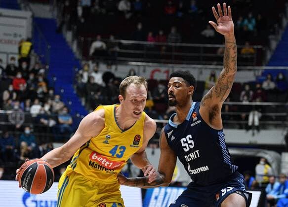 Basketball, EuroLeague, Zenit St. Petersburg - ALBA Berlin Russia Basketball Euroleague Zenit - Alba 6697868 17.11.2021 Alba s Luke Sikma, left, tries to score against Zenit?s Jordan Mickey during the Euroleague basketball match between Zenit St. Petersburg and Alba Berlin, in St. Petersburg, Russia. Alexander Galperin Sputnik St. Petersburg Russia  Copyright: xAlexanderxGalperinx