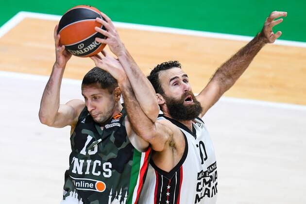 Basketball, Euroleague, UNICS Kazan - AX Armani Exchange Olimpia Mailand Russia Basketball Euroleague UNICS - Olimpia 6697907 17.11.2021 UNICS? Dmitry Uzinsky and Olimpia?s Luigi Datome struggle for the ball during the Euroleague basketball match between UNICS Kazan and Olimpia Milan, in Kazan, Russia s Republic of Tatarstan. Maksim Bogodvid Sputnik Kazan Republic of Tatarstan Russia  Copyright: xMaksimxBogodvidx