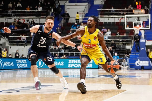Basketball, EuroLeague, Zenit St. Petersburg - ALBA Berlin Zenit St Petersburg V ALBA Berlin - Turkish Airlines EuroLeague Mateusz Ponitka (L) of Zenit and Jaleen Smith of ALBA Berlin in action during the EuroLeague Basketball match between Zenit St. Petersburg and ALBA Berlin on November 17, 2021 at Sibur Arena in Saint Petersburg, Russia. Saint Petersburg Russia  Copyright: xMikexKireevx kireev-notitle211117_npWXR