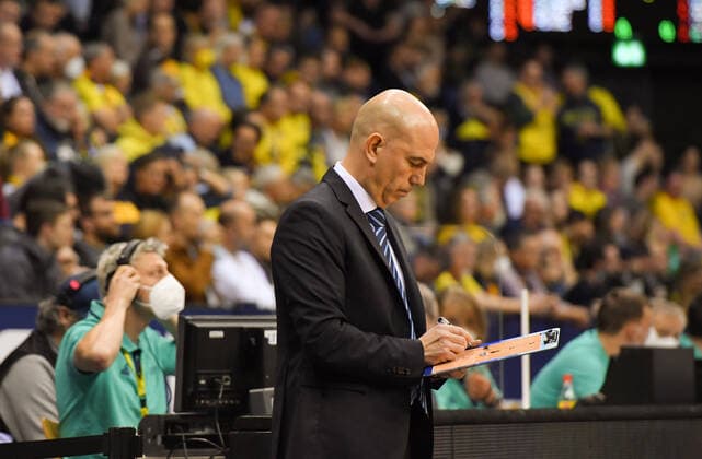 GER, Basketball,BCL, EWE Baskets Oldenburg vs Hereda San Pablo Burgos 17.11.2021, EWE Arena, Oldenburg, GER, BCL, EWE Baskets Oldenburg vs Hereda San Pablo Burgos, im Bild Joan PENARROYA ( Hereda San Pablo Burgos Trainer Entrenador Haedcoach )
