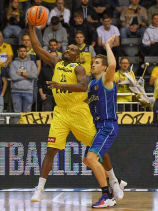 GER, Basketball,BCL, EWE Baskets Oldenburg vs Hereda San Pablo Burgos 17.11.2021, EWE Arena, Oldenburg, GER, BCL, EWE Baskets Oldenburg vs Hereda San Pablo Burgos, im Bild Rickey PAULDING ( EWE Baskets Oldenburg 23 ) Xavi RABASEDA ( Hereda San Pablo Burgos 22 )