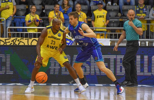 GER, Basketball,BCL, EWE Baskets Oldenburg vs Hereda San Pablo Burgos 17.11.2021, EWE Arena, Oldenburg, GER, BCL, EWE Baskets Oldenburg vs Hereda San Pablo Burgos, im Bild Rickey PAULDING ( EWE Baskets Oldenburg 23 ) Xavi RABASEDA ( Hereda San Pablo Burgos 22 )