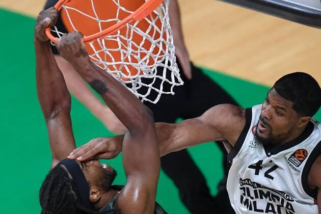 Sport Bilder des Tages Russia Basketball Euroleague UNICS - Olimpia 6697953 17.11.2021 UNICS? Jarrell Brantley and Olimpia?s Kyle Hines are pictured during the Euroleague basketball match between UNICS Kazan and Olimpia Milan, in Kazan, Russia s Republic of Tatarstan. Maksim Bogodvid Sputnik Kazan Republic of Tatarstan Russia  Copyright: xMaksimxBogodvidx