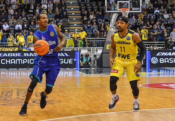 GER, Basketball,BCL, EWE Baskets Oldenburg vs Hereda San Pablo Burgos 17.11.2021, EWE Arena, Oldenburg, GER, BCL, EWE Baskets Oldenburg vs Hereda San Pablo Burgos, im Bild Alex RENFROE ( Hereda San Pablo Burgos 32 ) Phil PRESSEY ( EWE Baskets Oldenburg 11 )