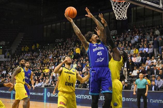 GER, Basketball,BCL, EWE Baskets Oldenburg vs Hereda San Pablo Burgos 17.11.2021, EWE Arena, Oldenburg, GER, BCL, EWE Baskets Oldenburg vs Hereda San Pablo Burgos, im Bild Julian GAMBLE ( Hereda San Pablo Burgos 45 ) Tai ODIASE ( EWE Baskets Oldenburg 21 ) Sebastian HERRERA ( EWE Baskets Oldenburg 7 )