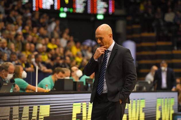 GER, Basketball,BCL, EWE Baskets Oldenburg vs Hereda San Pablo Burgos 17.11.2021, EWE Arena, Oldenburg, GER, BCL, EWE Baskets Oldenburg vs Hereda San Pablo Burgos, im Bild Joan PENARROYA ( Hereda San Pablo Burgos Trainer Entrenador Haedcoach )