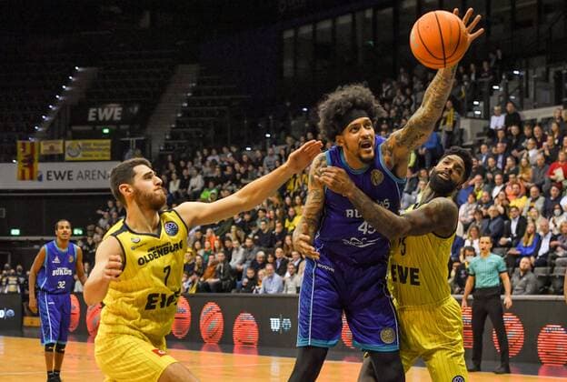 GER, Basketball,BCL, EWE Baskets Oldenburg vs Hereda San Pablo Burgos 17.11.2021, EWE Arena, Oldenburg, GER, BCL, EWE Baskets Oldenburg vs Hereda San Pablo Burgos, im Bild Julian GAMBLE ( Hereda San Pablo Burgos 45 ) Sebastian HERRERA ( EWE Baskets Oldenburg 7 ) Cameron CLARK ( EWE Baskets Oldenburg 15 )