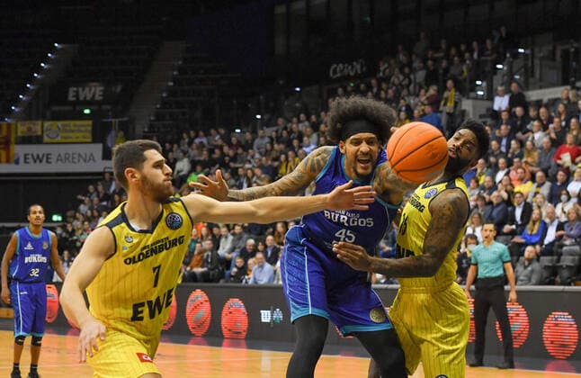 GER, Basketball,BCL, EWE Baskets Oldenburg vs Hereda San Pablo Burgos 17.11.2021, EWE Arena, Oldenburg, GER, BCL, EWE Baskets Oldenburg vs Hereda San Pablo Burgos, im Bild Julian GAMBLE ( Hereda San Pablo Burgos 45 ) Sebastian HERRERA ( EWE Baskets Oldenburg 7 ) Cameron CLARK ( EWE Baskets Oldenburg 15 )