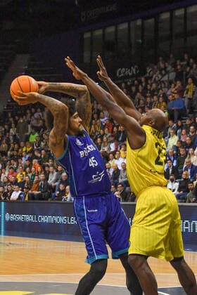 GER, Basketball,BCL, EWE Baskets Oldenburg vs Hereda San Pablo Burgos 17.11.2021, EWE Arena, Oldenburg, GER, BCL, EWE Baskets Oldenburg vs Hereda San Pablo Burgos, im Bild hoch die Arme Julian GAMBLE ( Hereda San Pablo Burgos 45 ) Rickey PAULDING ( EWE Baskets Oldenburg 23 )