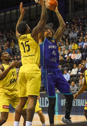 GER, Basketball,BCL, EWE Baskets Oldenburg vs Hereda San Pablo Burgos 17.11.2021, EWE Arena, Oldenburg, GER, BCL, EWE Baskets Oldenburg vs Hereda San Pablo Burgos, im Bild Julian GAMBLE ( Hereda San Pablo Burgos 45 ) Cameron CLARK ( EWE Baskets Oldenburg 15 )