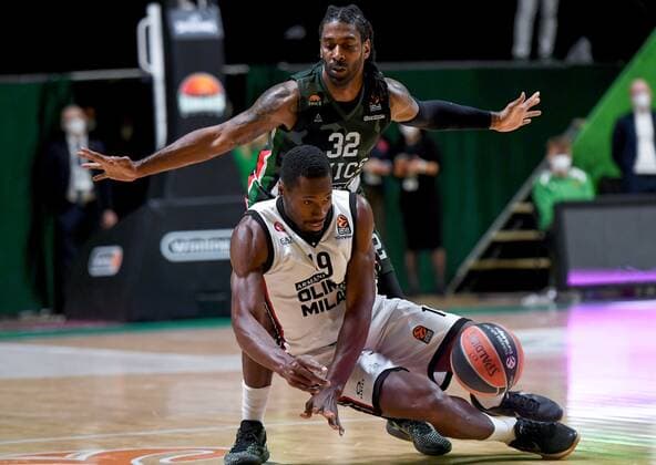Russia Basketball Euroleague UNICS - Olimpia 6697986 17.11.2021 Olimpia?s Paul Biligha falls and drops the ball during the Euroleague basketball match between UNICS Kazan and Olimpia Milan, in Kazan, Russia s Republic of Tatarstan. Maksim Bogodvid Sputnik Kazan Republic of Tatarstan Russia  Copyright: xMaksimxBogodvidx