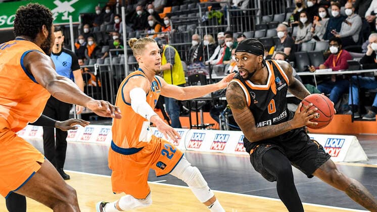 GER, EuroCup, ratiopharm Ulm vs Promitheas Patras 17.11.2021, ratiopharm arena, Neu-Ulm, GER, EuroCup, ratiopharm Ulm vs Promitheas Patras, im Bild Cristiano Felicio (Ulm, 1), Thomas Klepeisz (Ulm, 22), Kendrick Ray (Patras, 0)